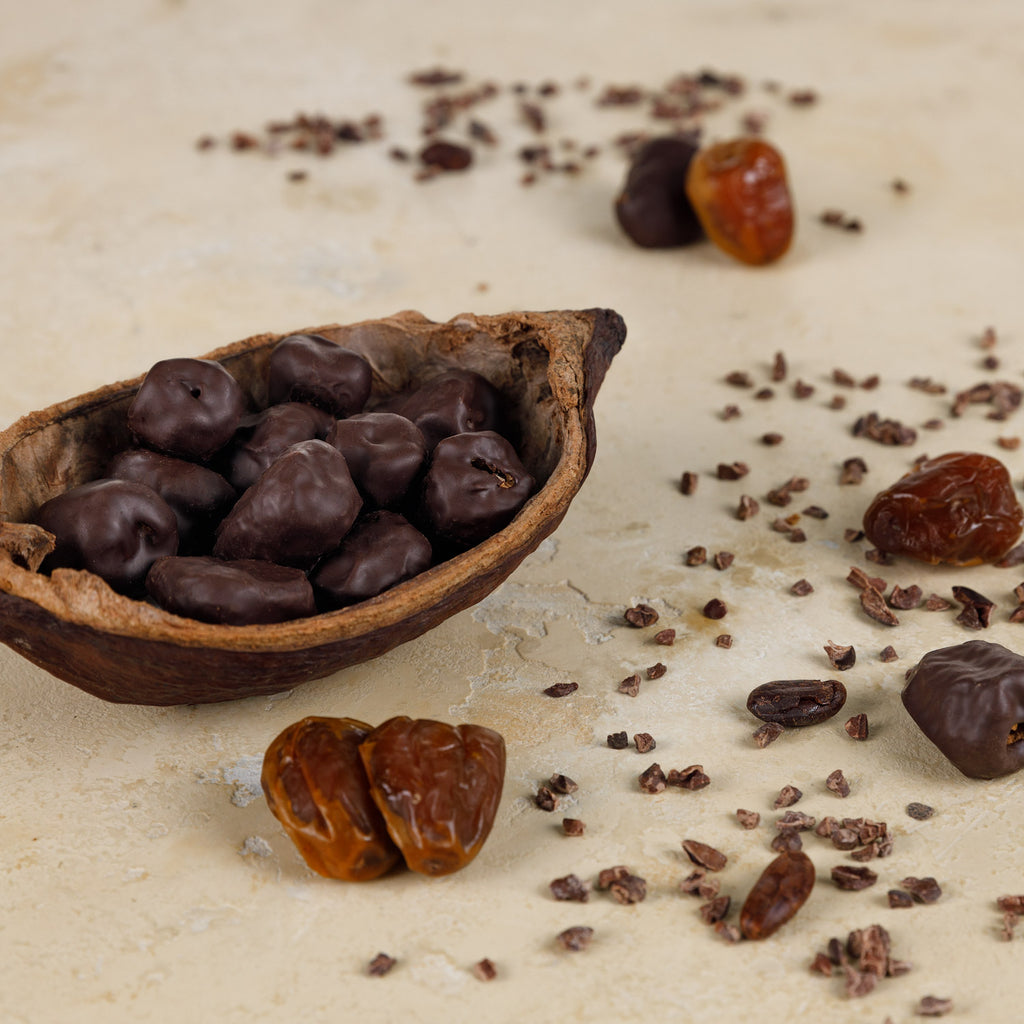 Leckere Datteln ummantelt von einer Schoko-Kakaomischung knackig, vegan und unglaublich lecker in einer Kakaoschale