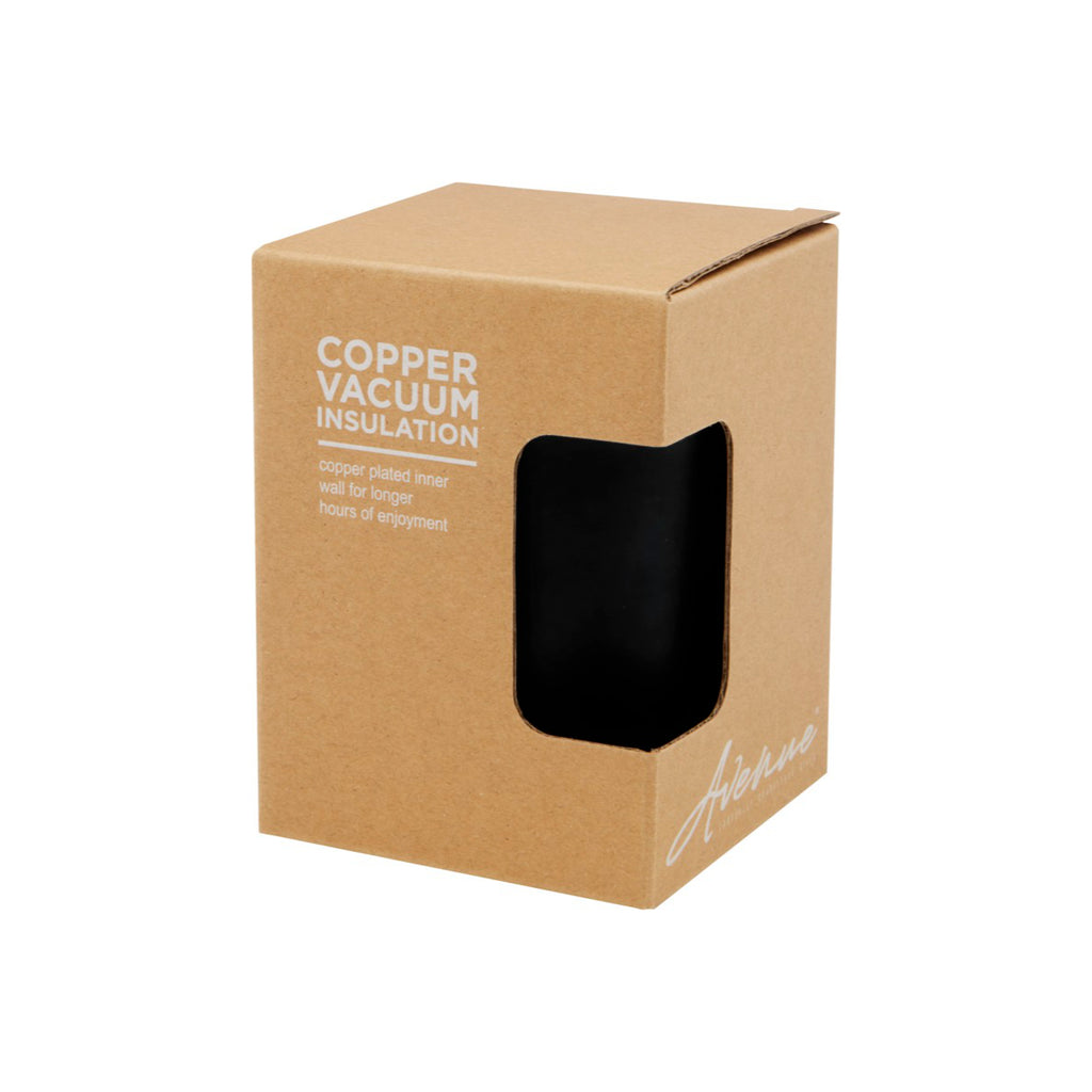 Schwarzer Becher verpackt in einem nachhaltigen Karton mit Sichtfenster 