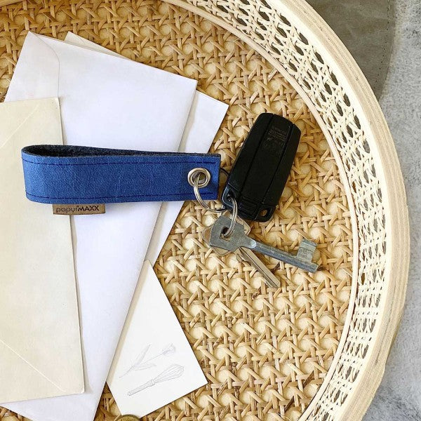 Schlüsselanhänger aus Leder im Kasten in blau
