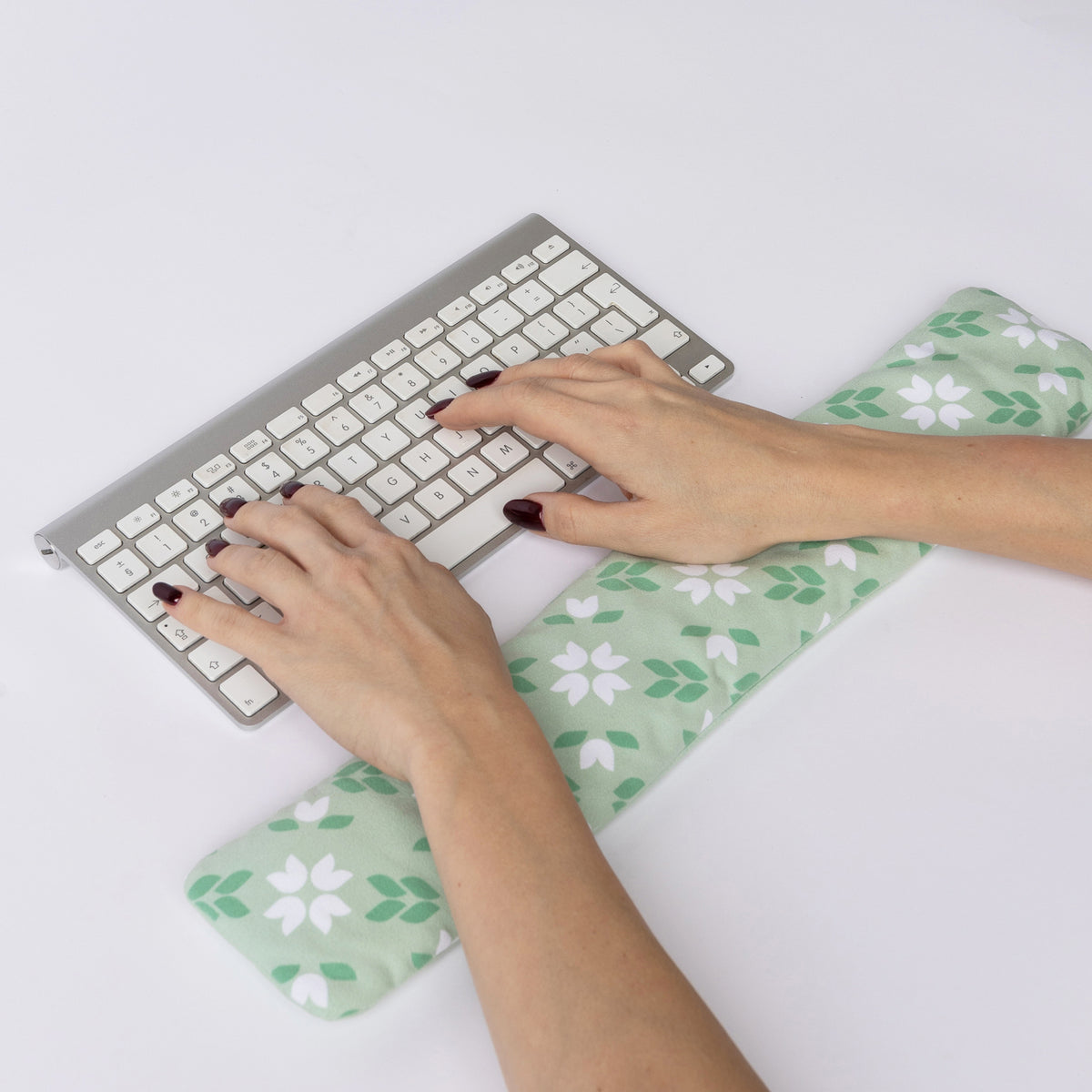 Längliche Handgelenkauflage mit vollflächigem Druckmotiv vor einer Tastatur, Ansicht 2