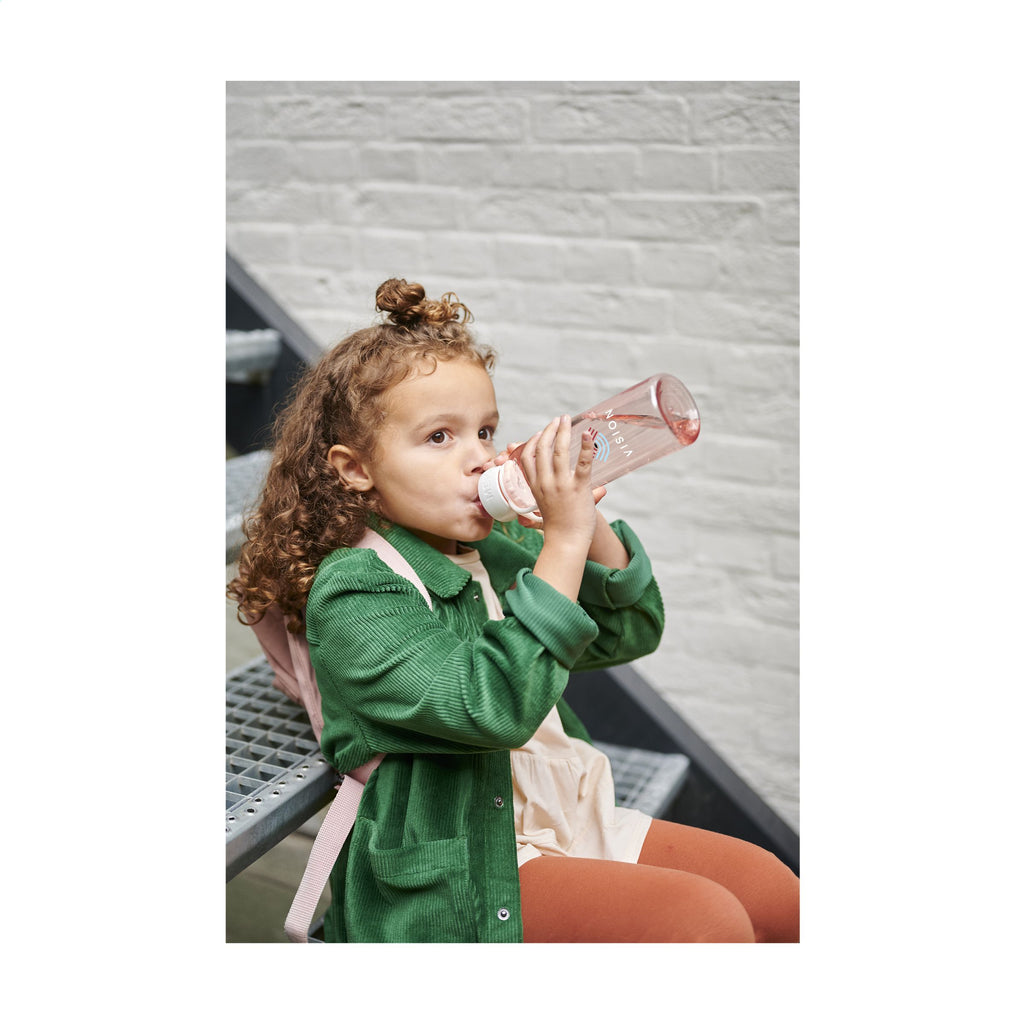 Kind trinkt aus der Wasserflasche Campus