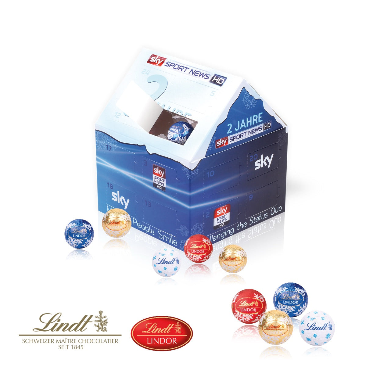 Adventskalender als Haus mit rundum bedruckter Kartonhülle