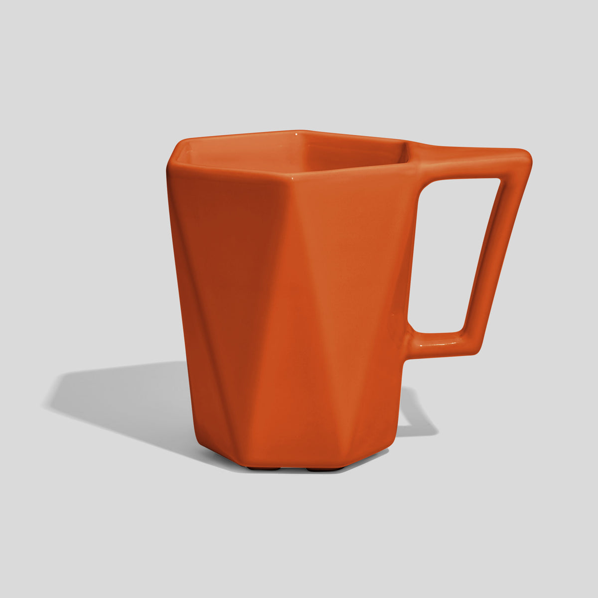 Facettierte Keramiktasse 350 ml mit Trapezhenkel – Orange