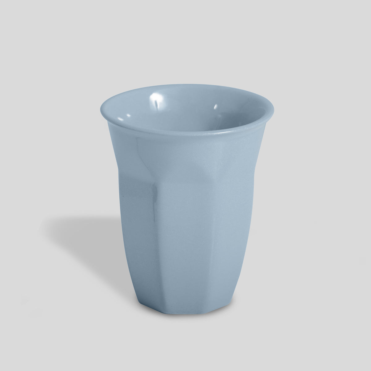 Facettierter Keramikbecher 250 ml mit ausgestelltem Rand – Hellblau