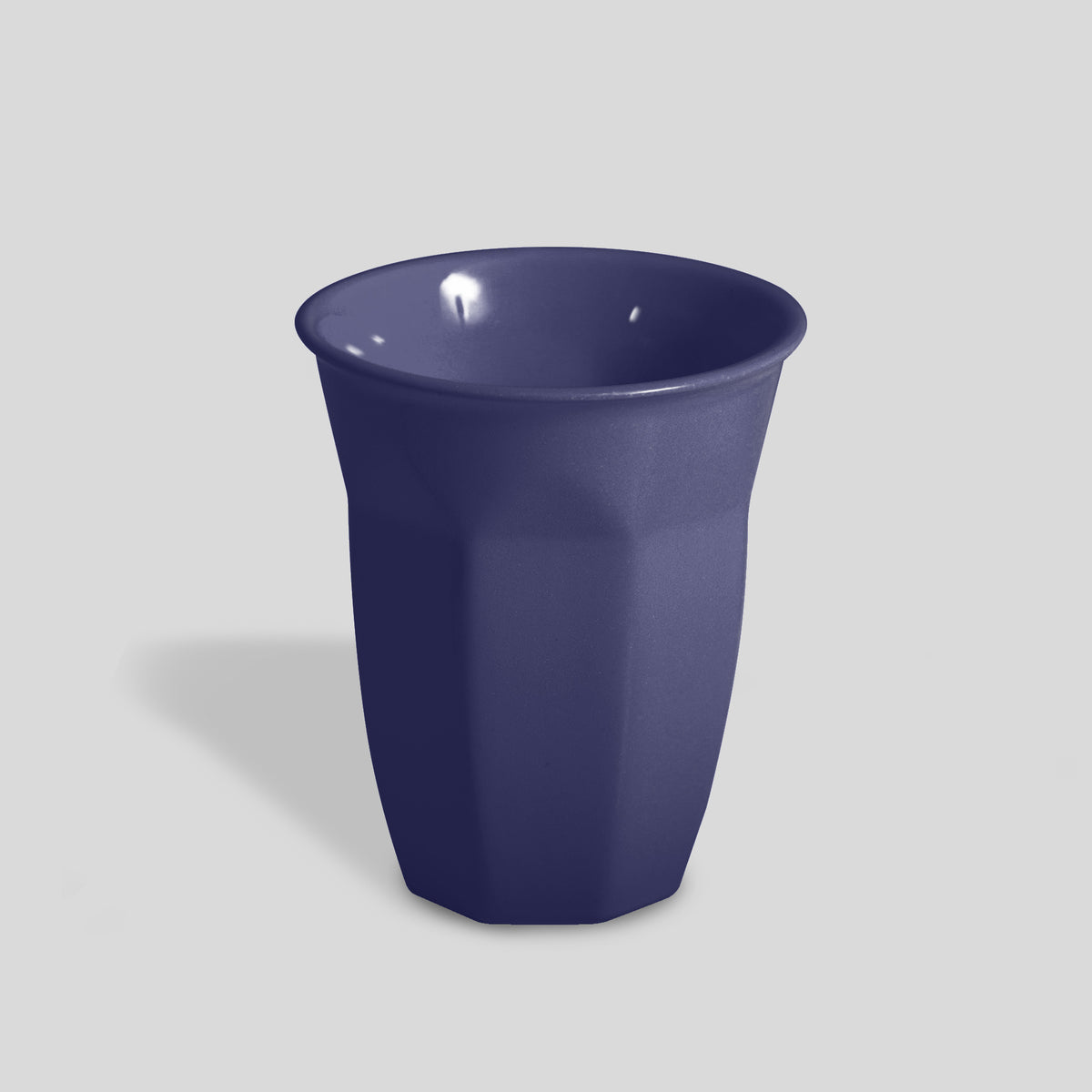 Facettierter Keramikbecher 250 ml mit ausgestelltem Rand – Marineblau
