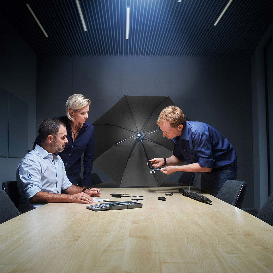 FARE Skylight Midsize Stockschirm mit LED Licht – Schwarz