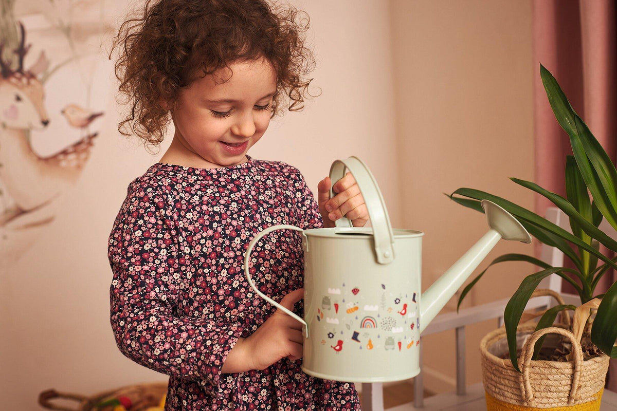 Gießkanne für Kinder aus Metall mit 1,5 Liter Inhalt – Seitenansicht