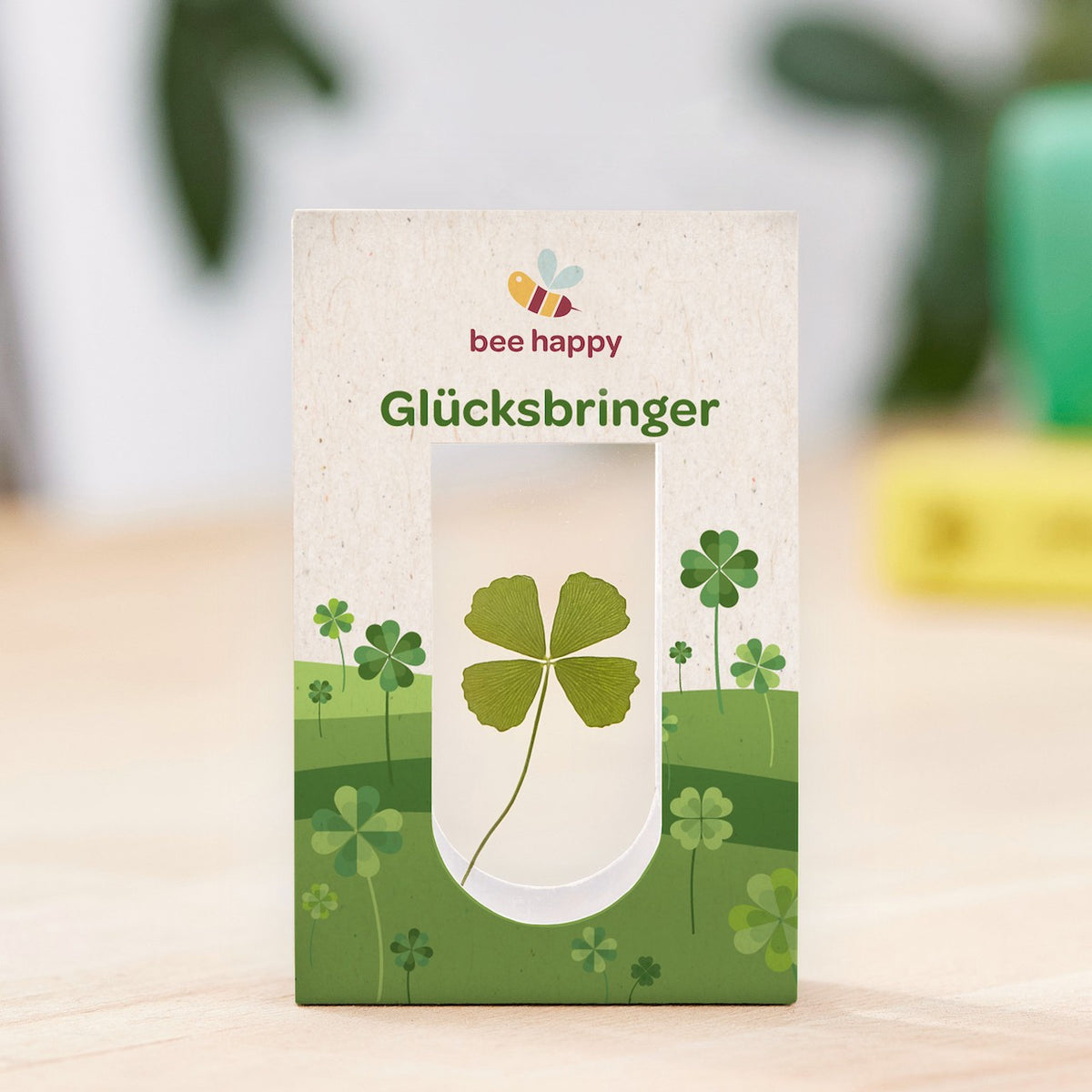 Glücksbringer Kleeblatt zwischen Glas mit bedruckter Hülle – Detail