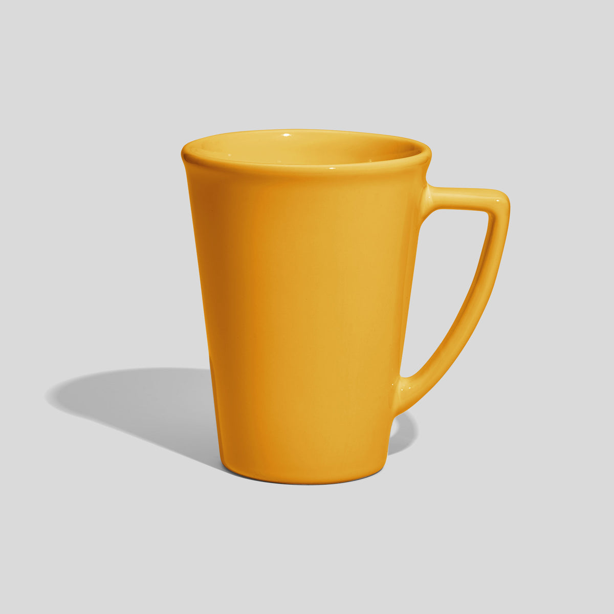 Hohe konische Keramiktasse 380 ml mit Dreieckshenkel – Gelb
