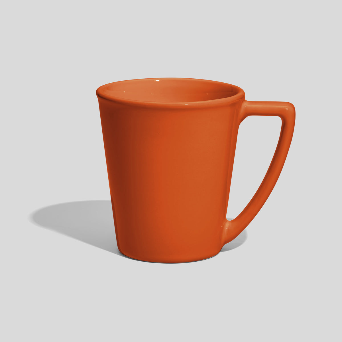 Keramiktasse 350 ml in Kegelform mit scharfkantigem Winkelhenkel – Orange