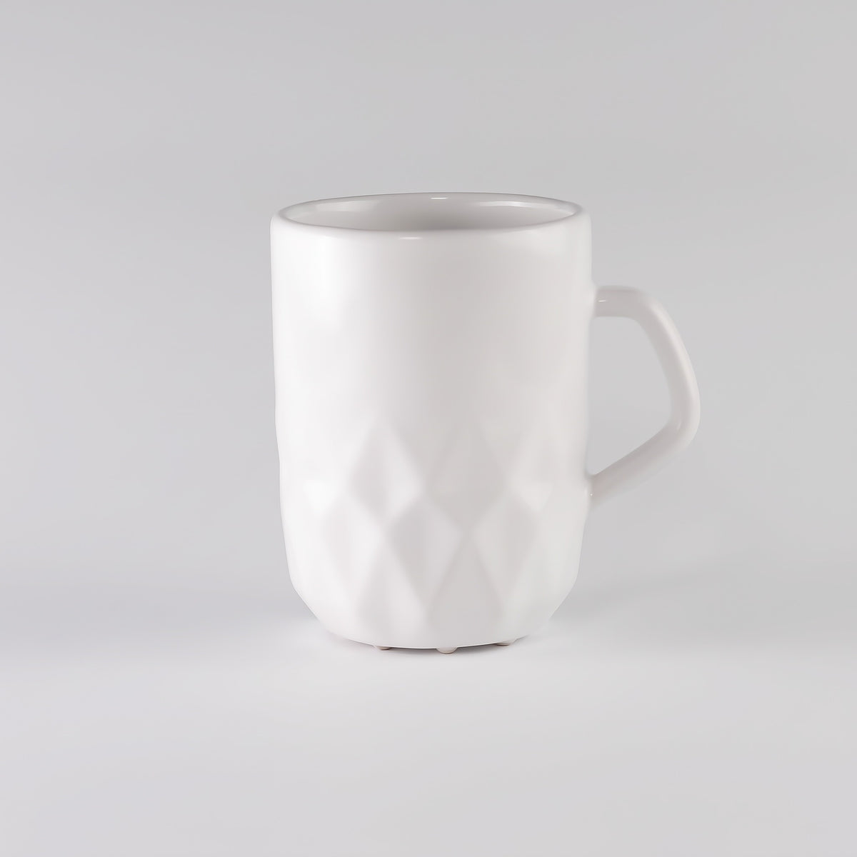 Keramiktasse 350 ml mit Rautenrelief und schrägem Henkel – Weiß