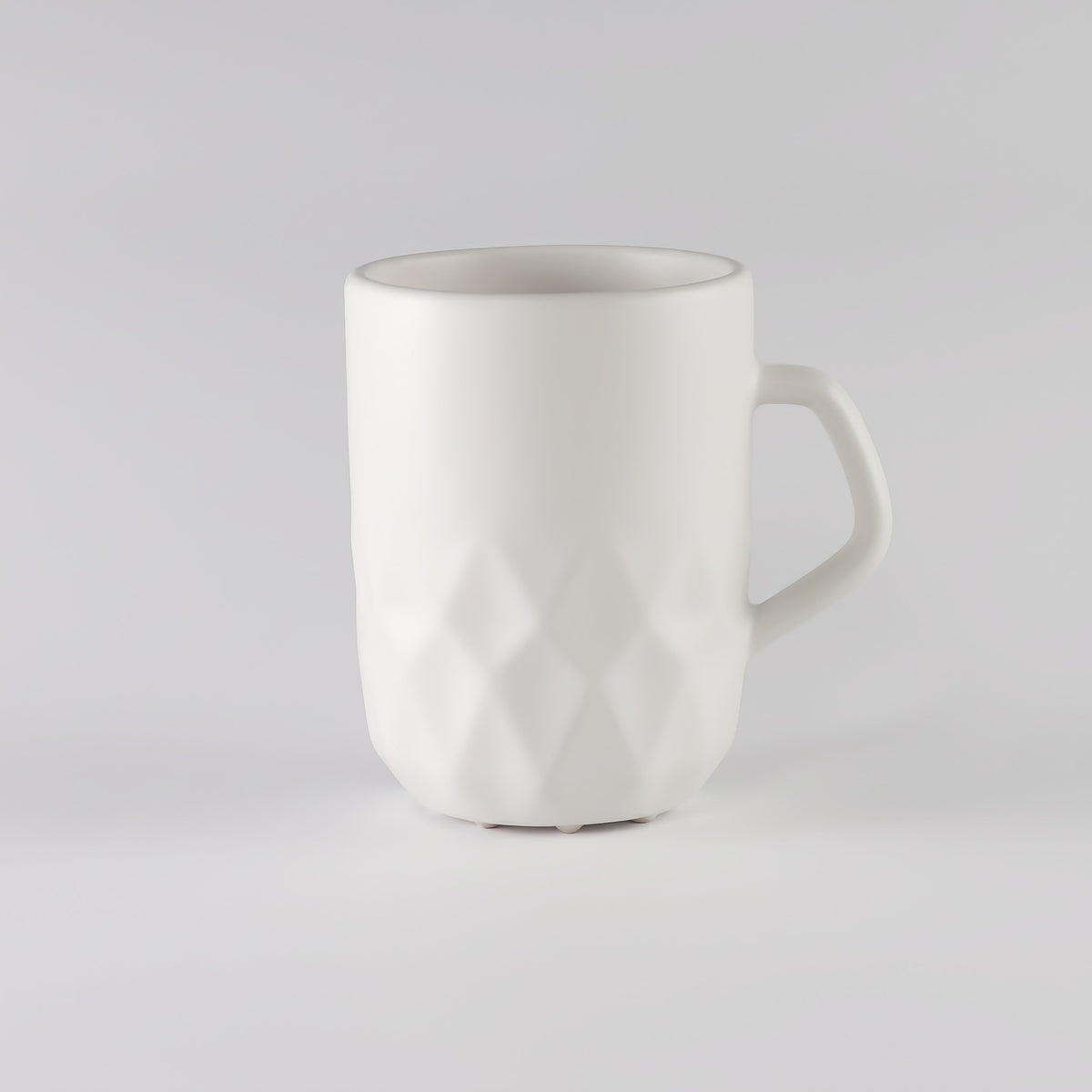 Keramiktasse 350 ml mit Rautenrelief und schrägem Henkel – Weiß matt