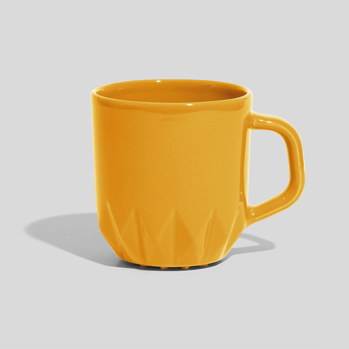 Keramiktasse 360 ml mit Kristallrelief am Fuß und Eckhenkel – Gelb