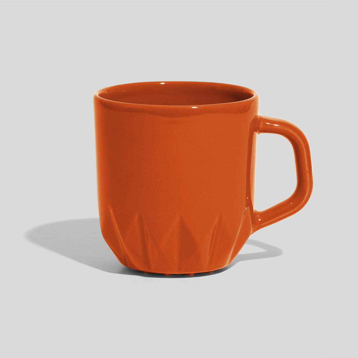 Keramiktasse 360 ml mit Kristallrelief am Fuß und Eckhenkel – Orange