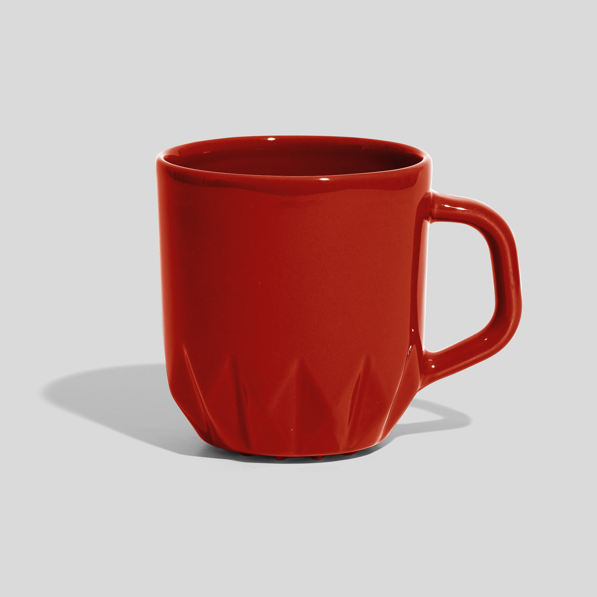 Keramiktasse 360 ml mit Kristallrelief am Fuß und Eckhenkel – Rot