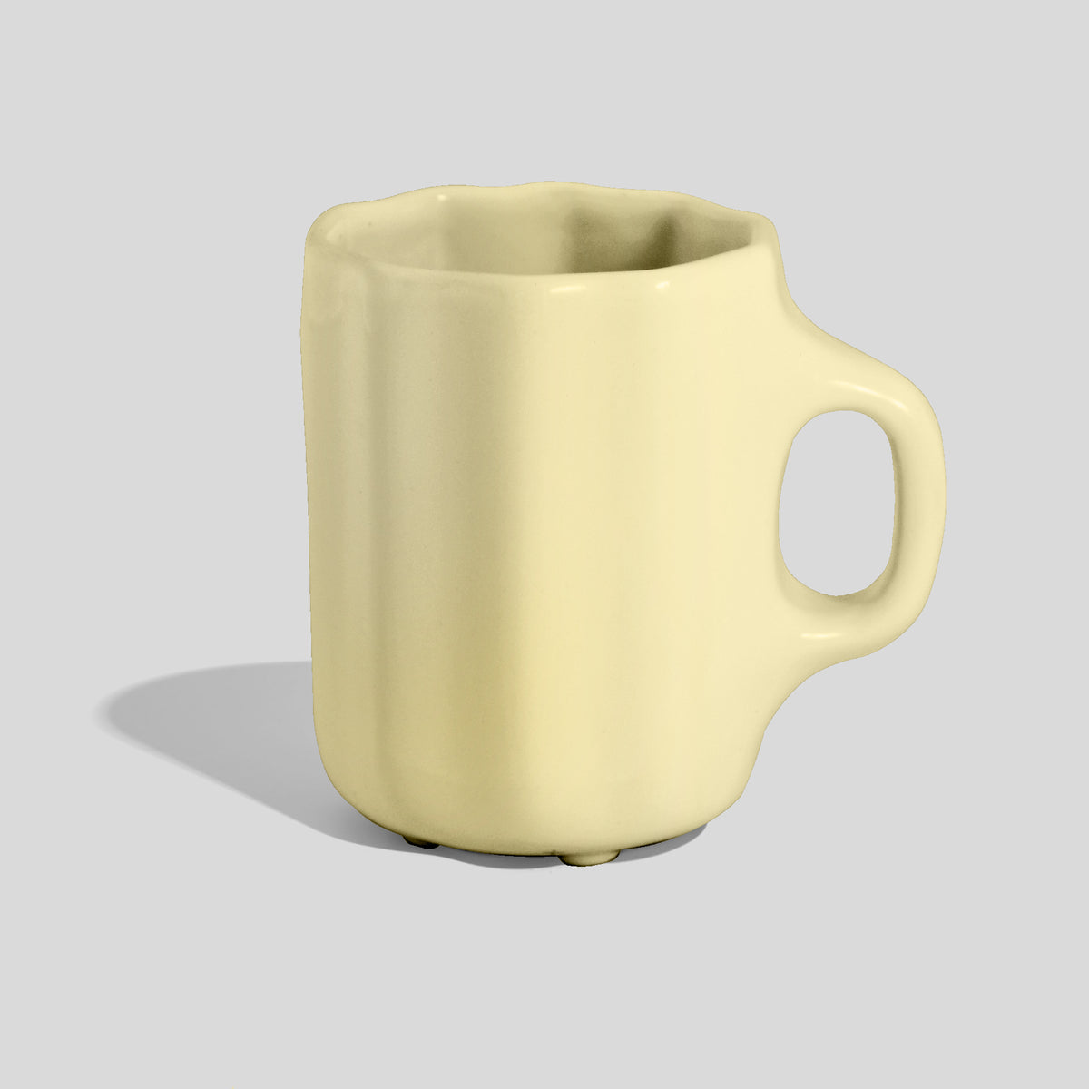 Keramiktasse 380 ml mit Wellenrand und Ovalhenkel – Ecru