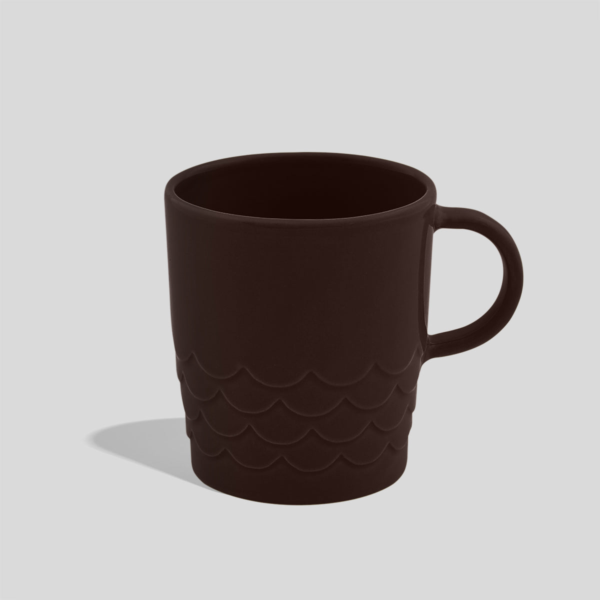 Keramiktasse 390 ml mit Wellenrelief am Fuß – Dunkelbraun