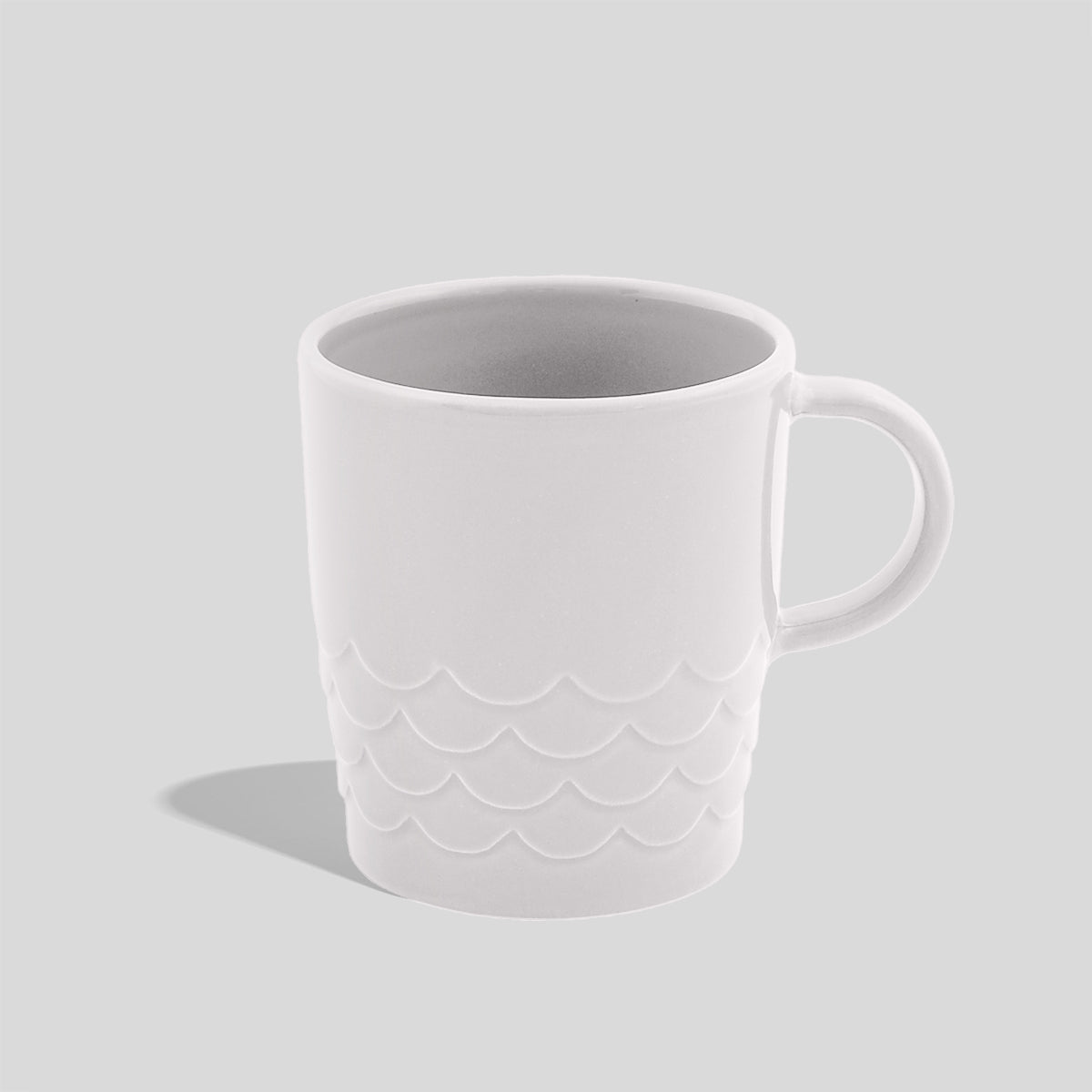 Keramiktasse 390 ml mit Wellenrelief am Fuß – Weiß
