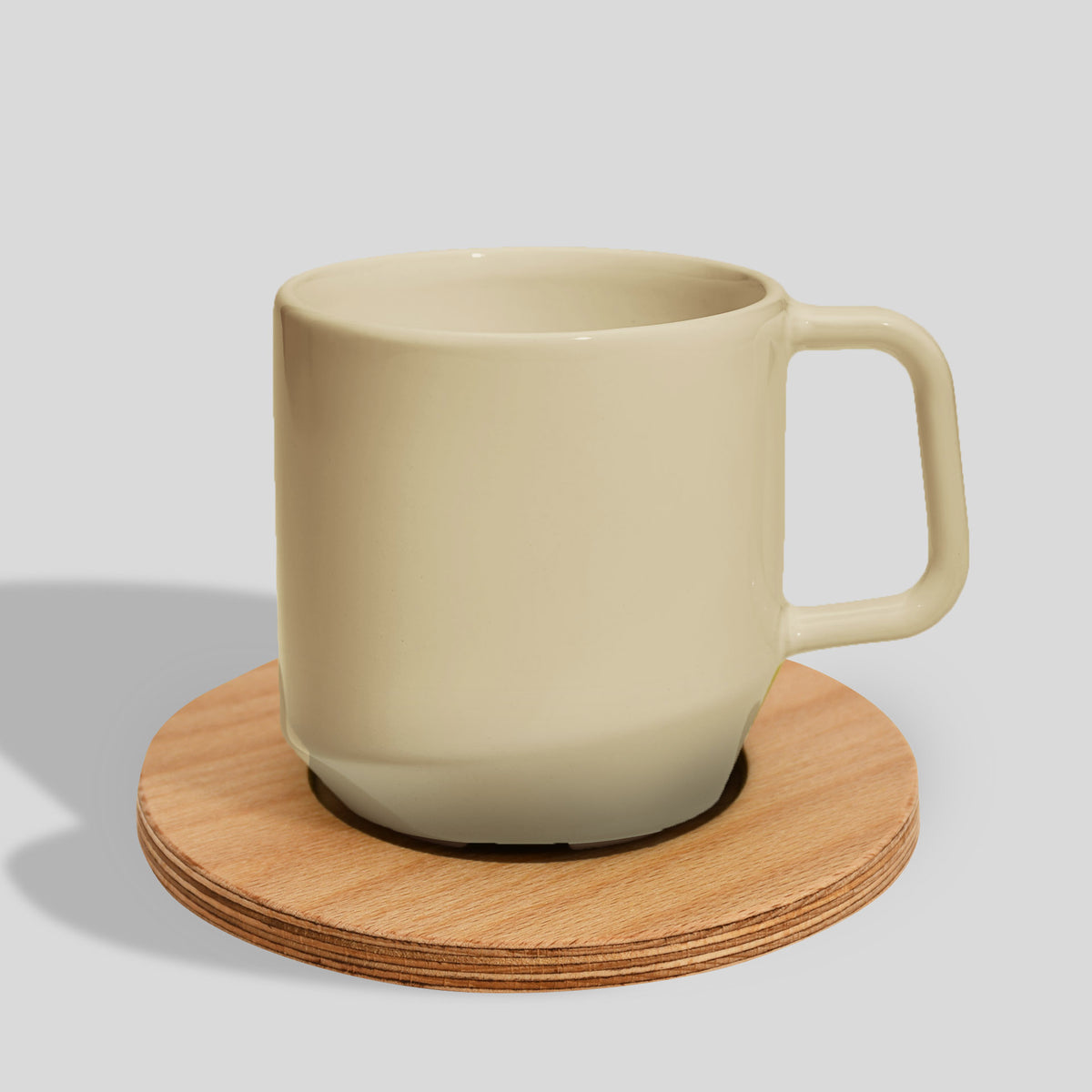 Keramiktasse 400 ml mit Eckhenkel auf Holzuntersetzer – Beige
