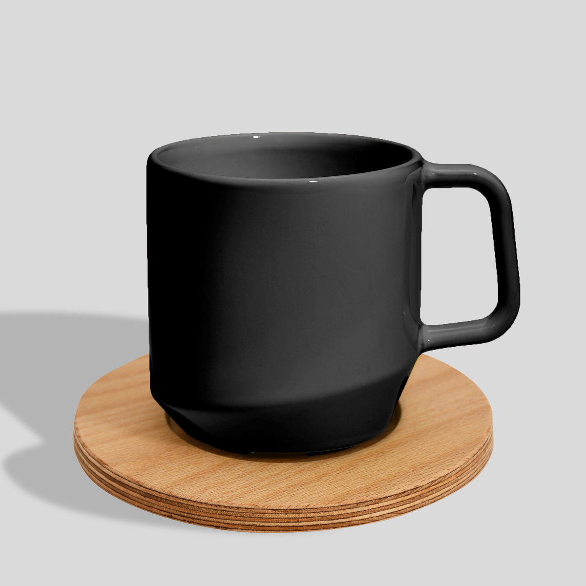 Keramiktasse 400 ml mit Eckhenkel auf Holzuntersetzer – Schwarz