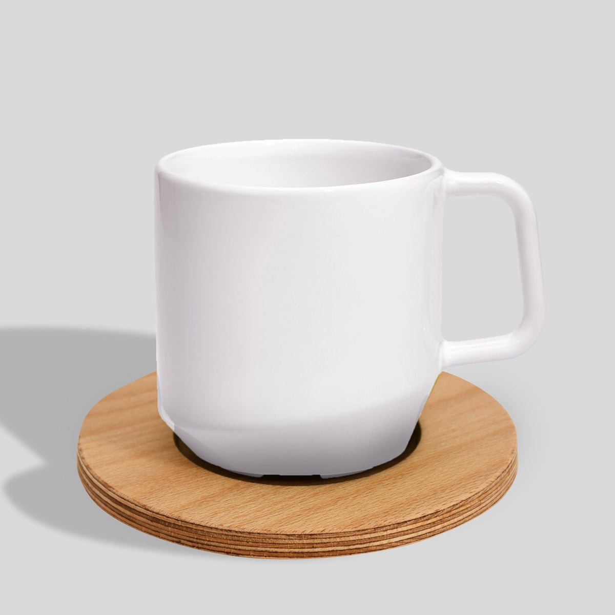 Keramiktasse 400 ml mit Eckhenkel auf Holzuntersetzer – Weiß