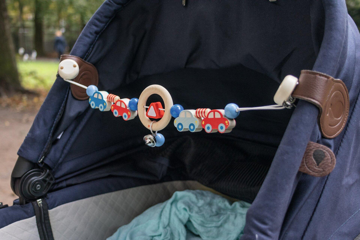 Kinderwagenkette mit vier Autos und Holzring – Seitenansicht