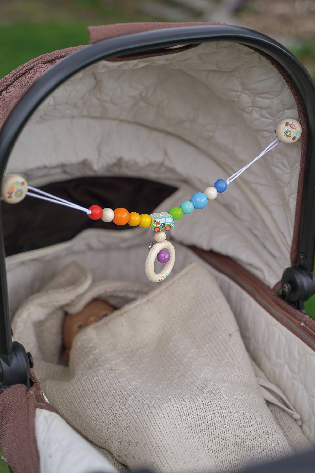 Kinderwagenkette Regenbogen Van mit Love Clips – Seitenansicht