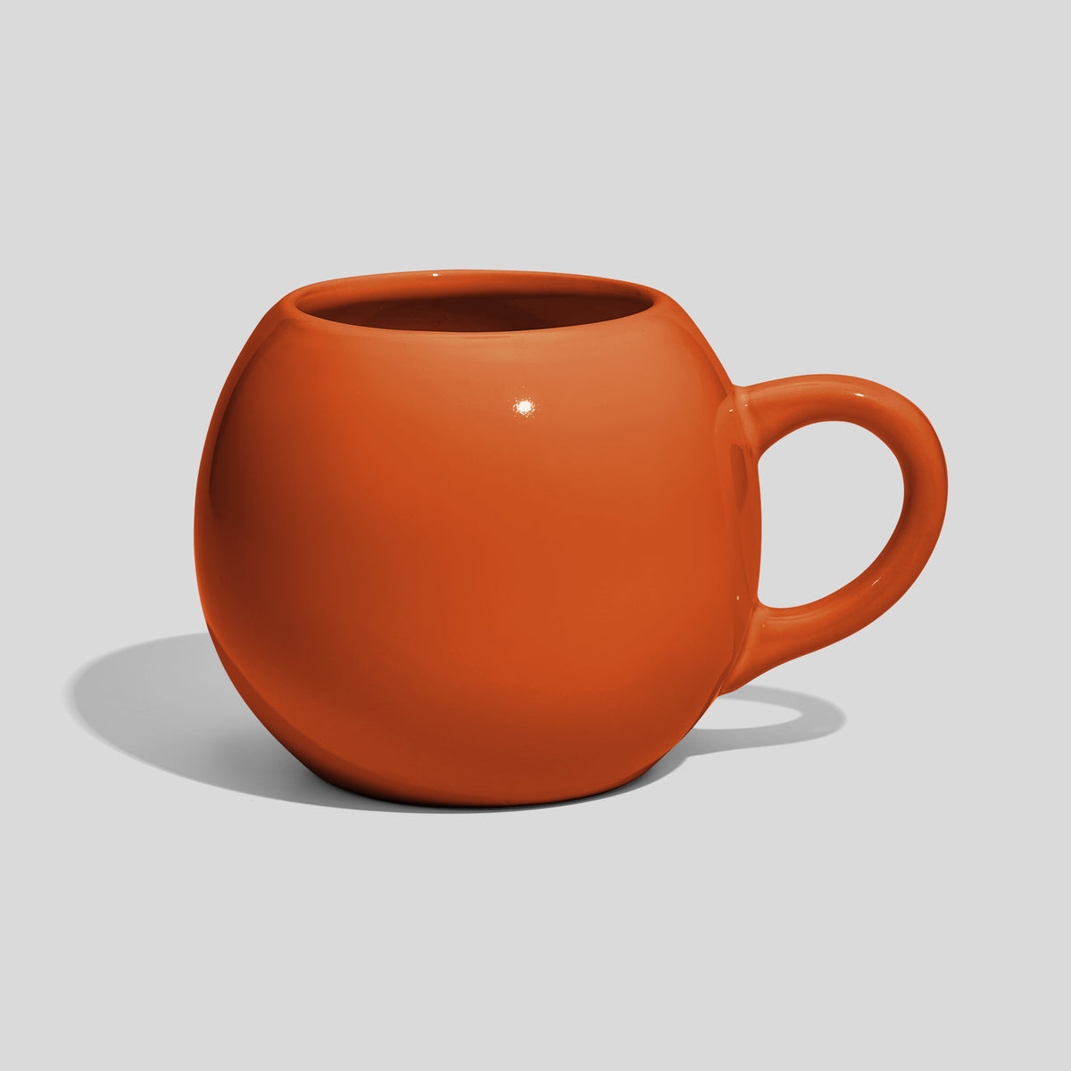 Kugelförmige Keramiktasse 420 ml mit Schlaufenhenkel – Orange