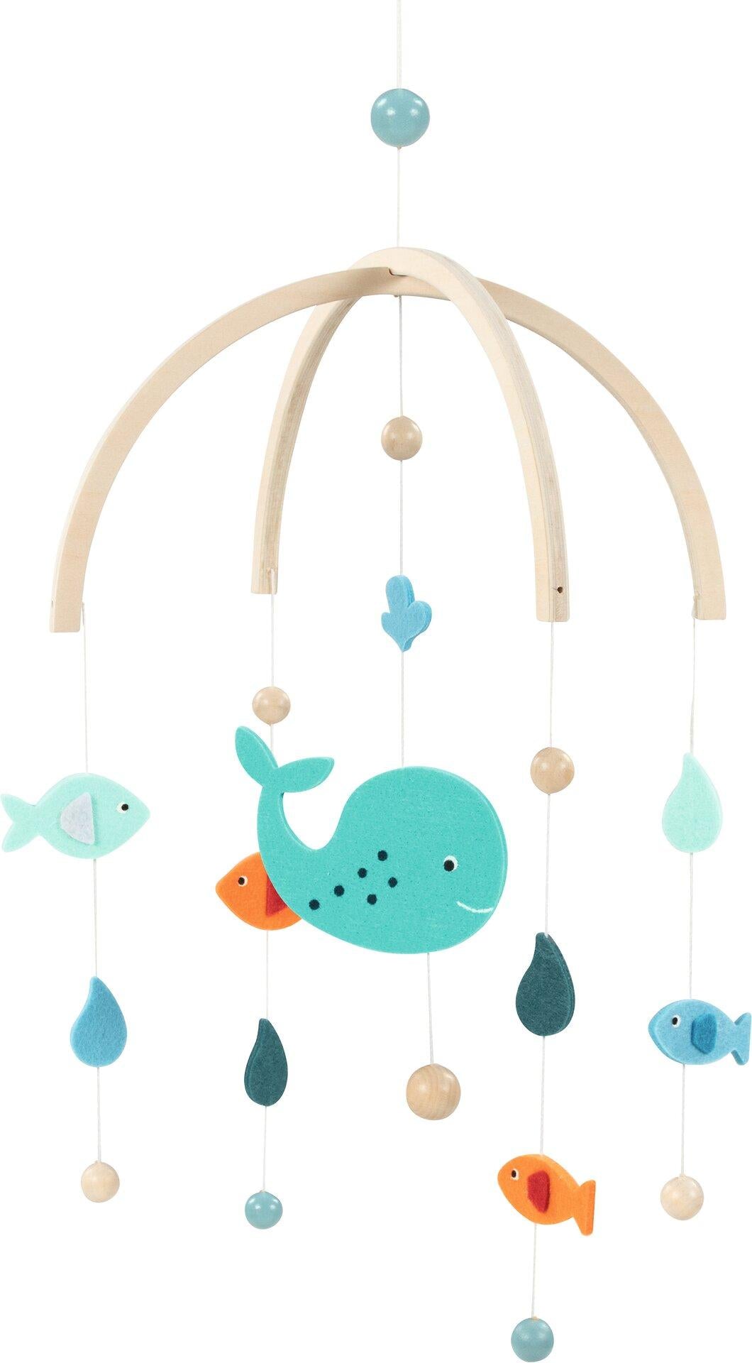 Mobile Wal mit Fischen und Tropfen aus Filz – Gesamtansicht