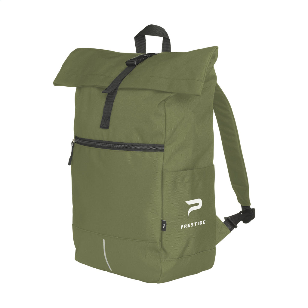 Praktischer Rolltop Rucksack in grün aus recyceltem rPET Polyester - Ein funktionaler Begleiter für vielseitige Anforderungen.