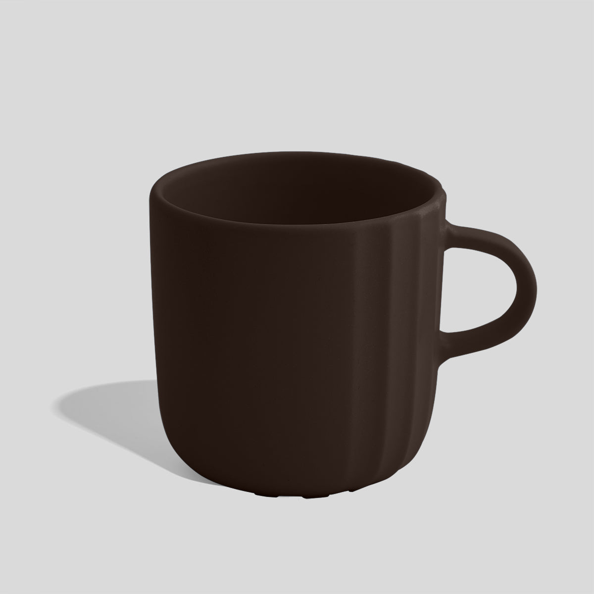 Rundliche Keramiktasse 380 ml mit feinen Längsrillen – Dunkelbraun