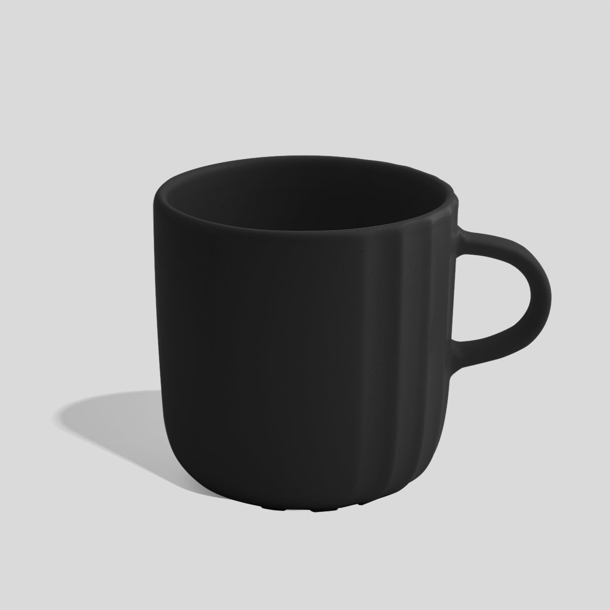 Rundliche Keramiktasse 380 ml mit feinen Längsrillen – Schwarz