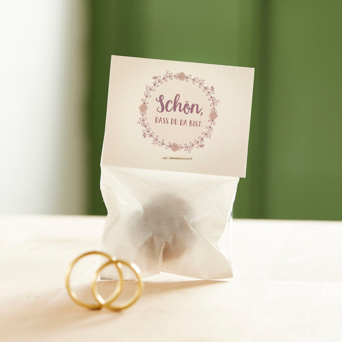 Samenkugel im Pergamintütchen mit Header und Logo – Detail
