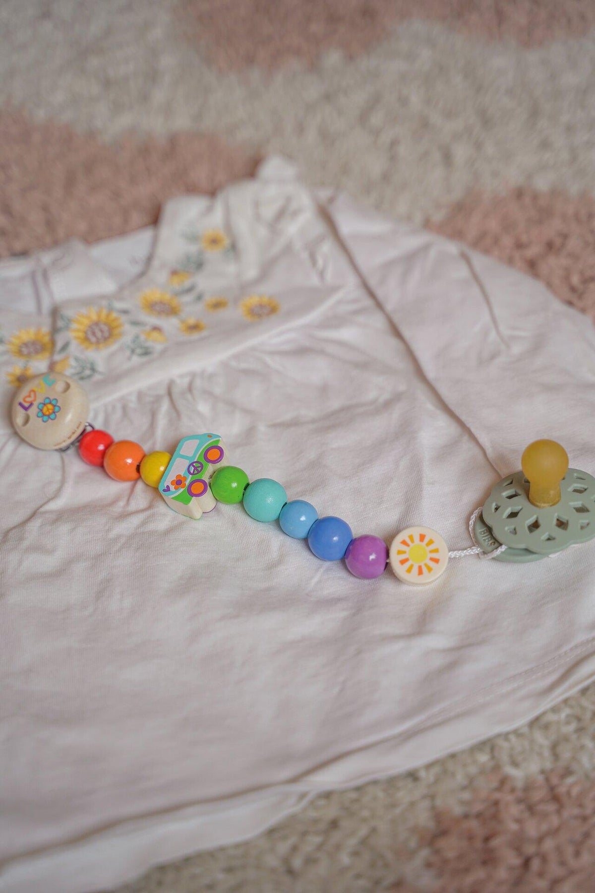 Schnullerkette Van mit Blumen und Regenbogenperlen – dritte Ansicht