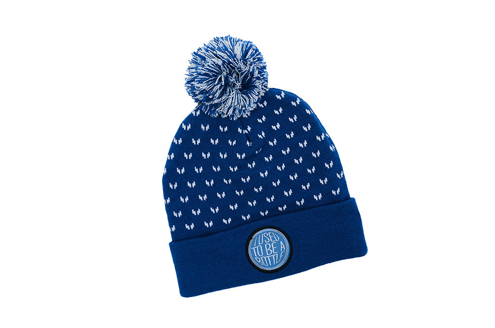Strickmütze mit Bommel und Logo Patch