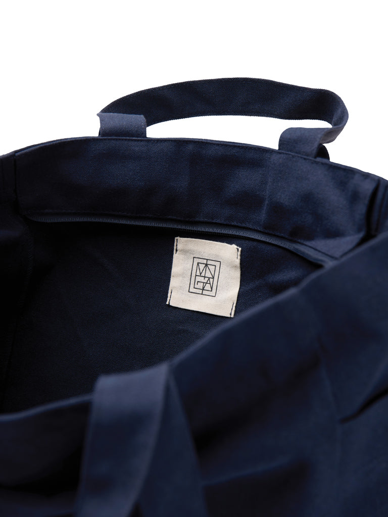 VINGA Hilo AWARE™ Tasche mit Reißverschluss aus rec. Canvas – navy blau