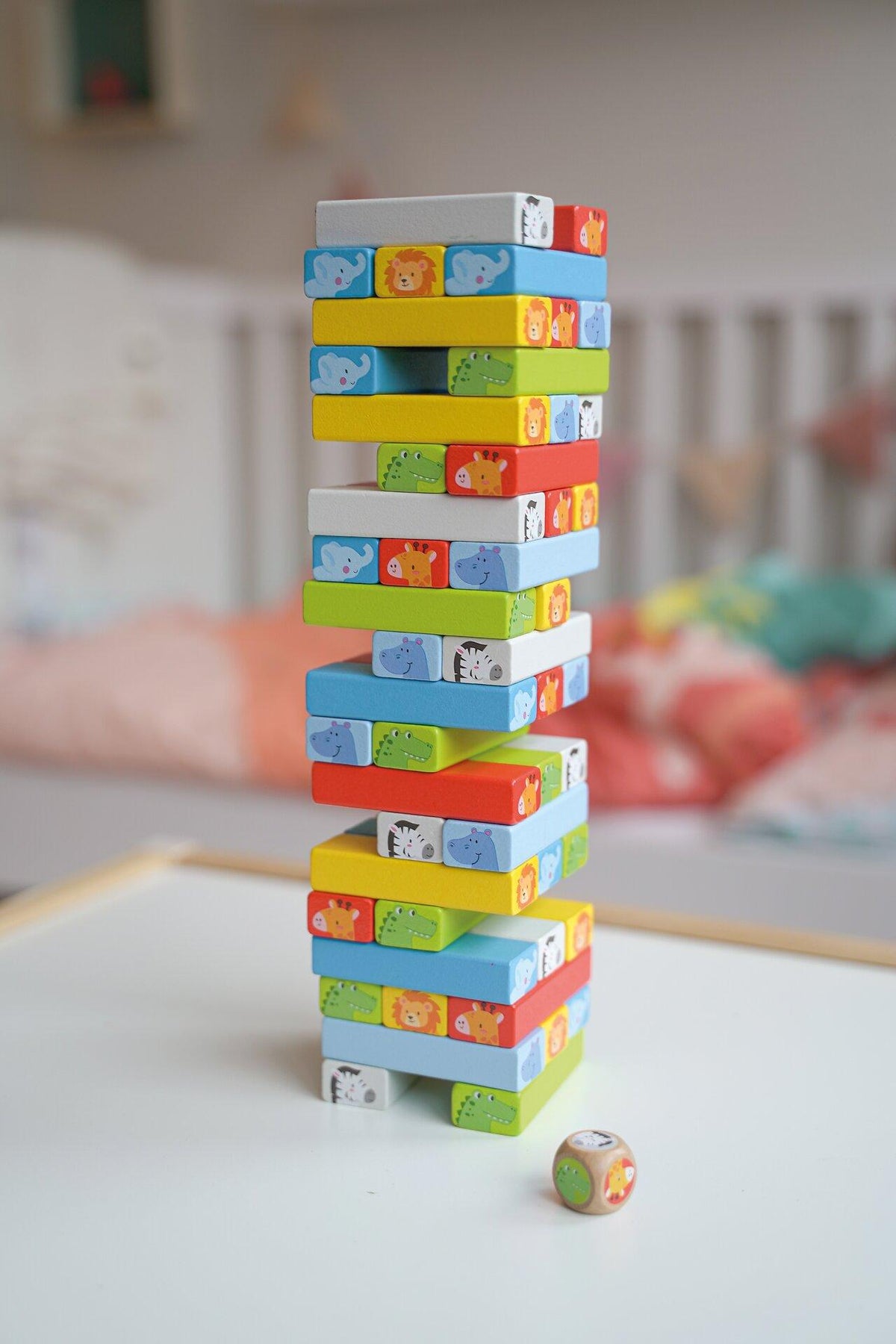 Wackelturm mit Tiermotiven und 55 Holzteilen von goki – Seitenansicht