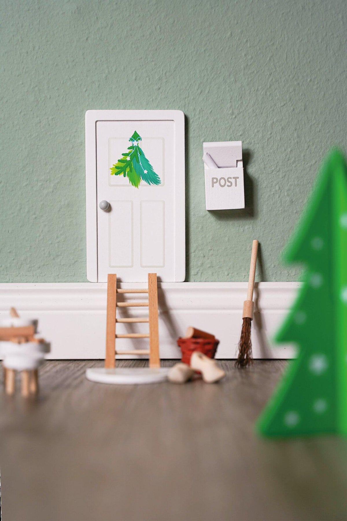 Wichteltür mit Accessoires aus Holz, 22 Teile – Ansicht