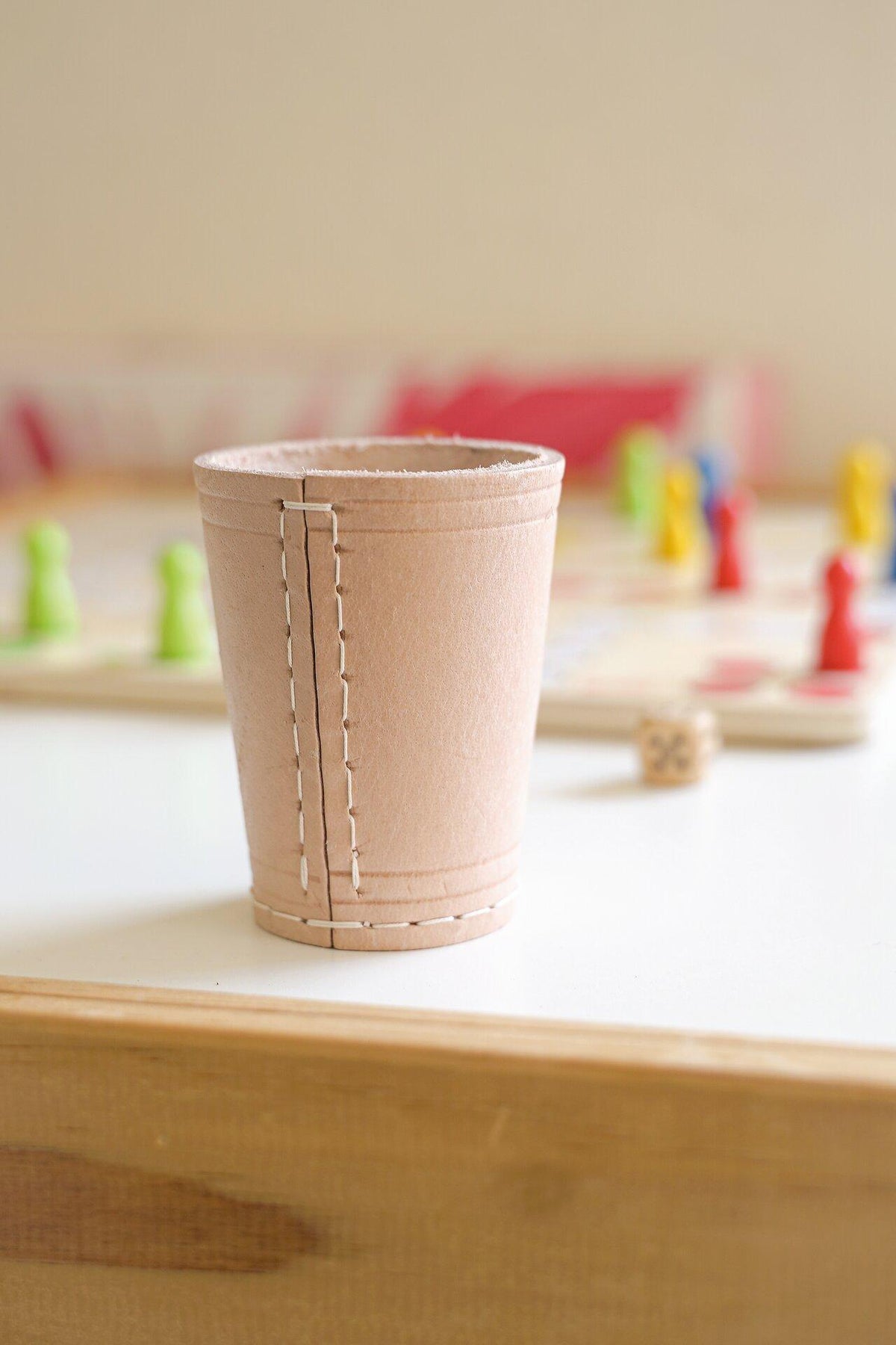 Würfelcup aus hellem Büffelleder mit Naht, Ø 7 cm – Ansicht