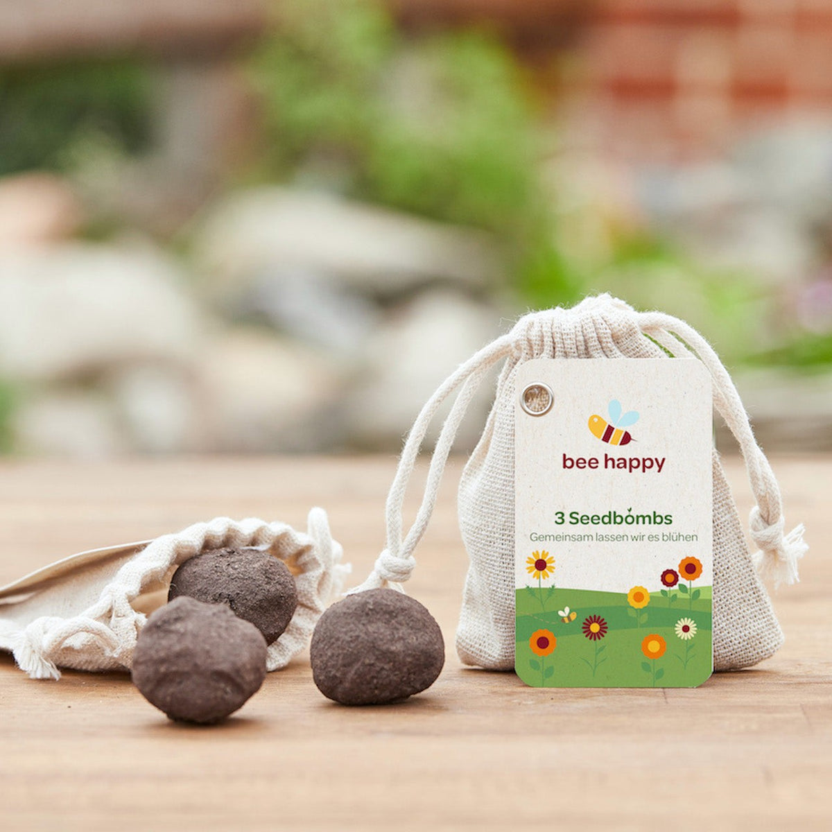 3 Samenkugeln im Stoffbeutel mit Hangtag und Logo