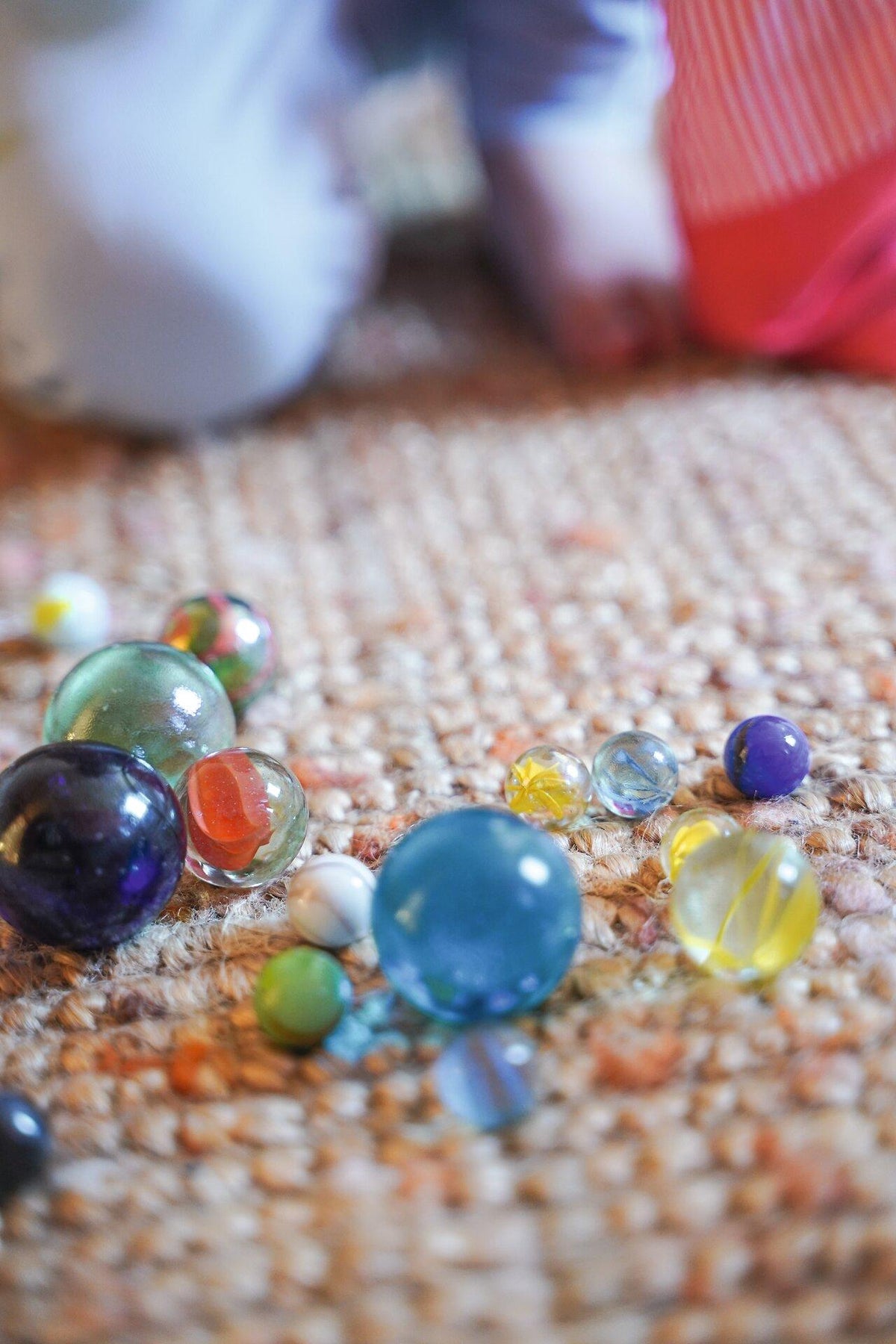 50 bunte Glasmurmeln im roten Murmelbeutel – fünfte Ansicht