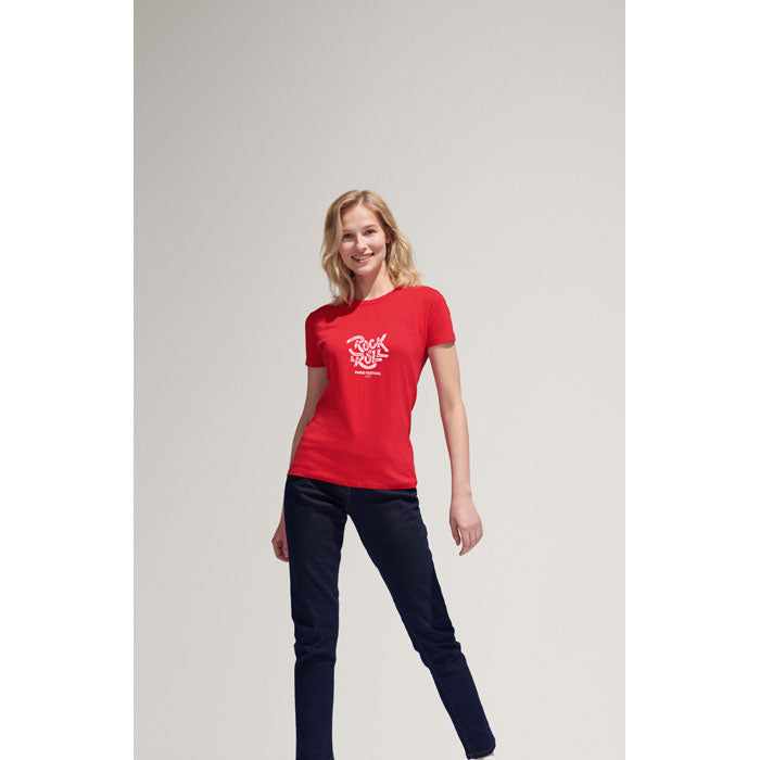 Frau trägt rotes T-Shirt aus Baumwolle, das individuell bedruckt werden kann