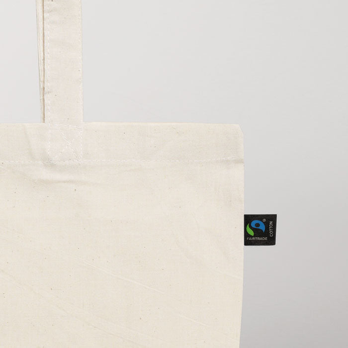 Nahaufnahme der Tasche mit dem Fairtrade Schild