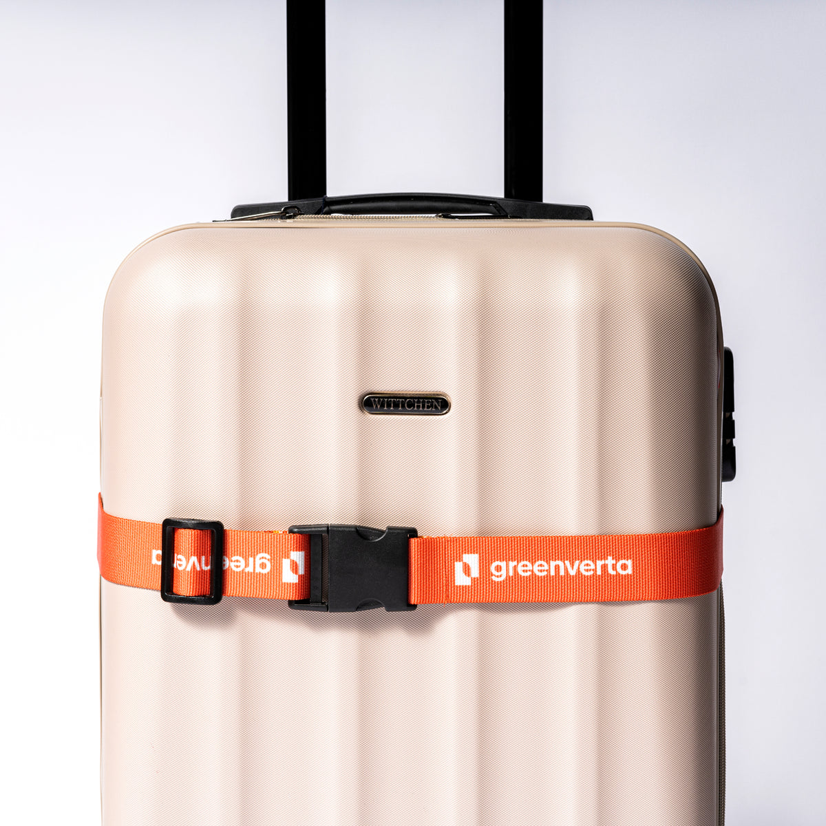 Koffergurt mit vollflächigem Druckmotiv und Schnalle um einen Reisekoffer, Ansicht 2