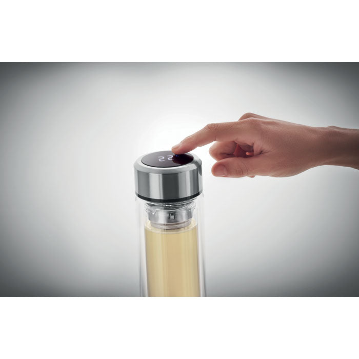 Glastrinkflasche mit einem LED-Thermometer im Deckel . Dein Logo  oder Wunsch-Design wird auf die Flasche gedruckt. Thermometer in Gebrauch.
