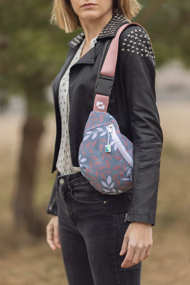 Bauchtasche mit vollflächigem Druckmotiv, Reißverschluss und Gurtband, Ansicht 5