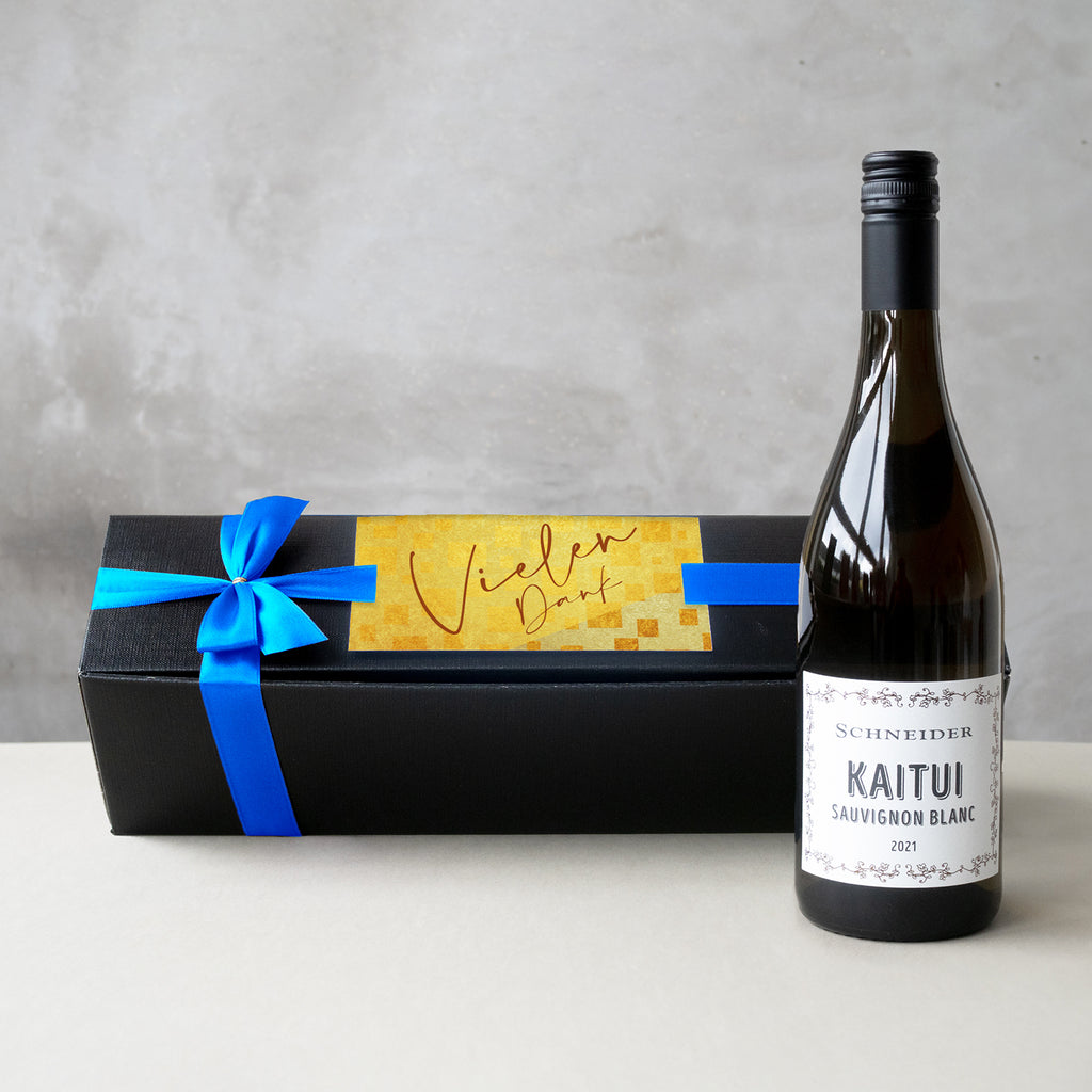 Kaitui Sauvignon Blanc in edler Geschenkbox mit blauer Schleife: Hochwertiger Weißwein in schwarzer Geschenkbox mit Schleife und individueller Karte.