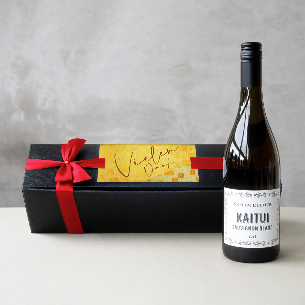 Kaitui Sauvignon Blanc in edler Geschenkbox mit roter Schleife: Hochwertiger Weißwein in schwarzer Geschenkbox mit Schleife und individueller Karte.