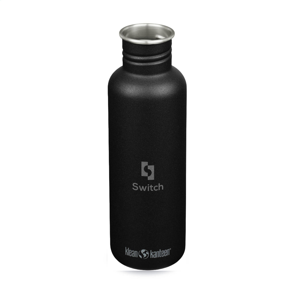 Schwarze Edelstahlflasche von Klean Kanteen mit einer edlen Lasergravur auf der Frontseite der Flasche. Farbe Schwarz
