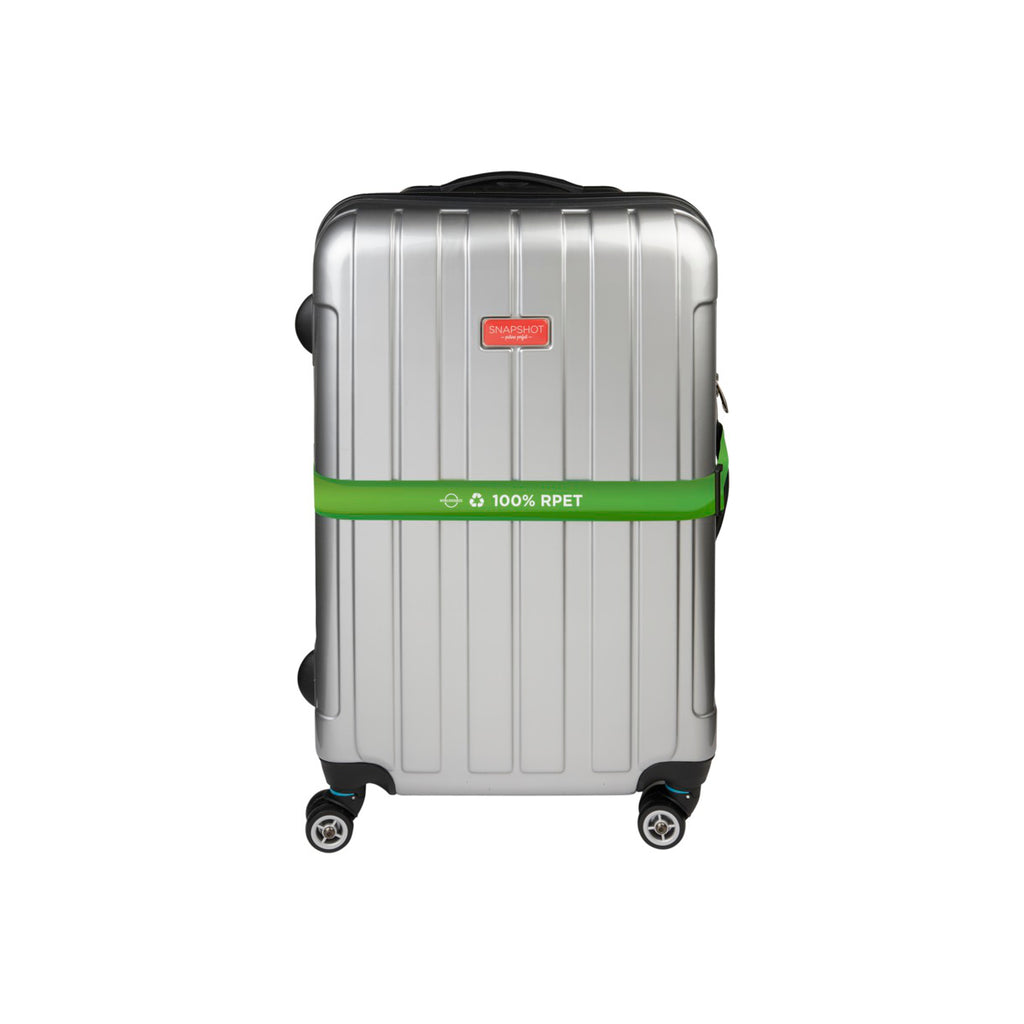 Silberner Koffer mit einem Gepäckgürtel aus rPET 